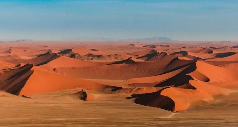 Rote Dünen von Sossusvlei im Morgenlicht