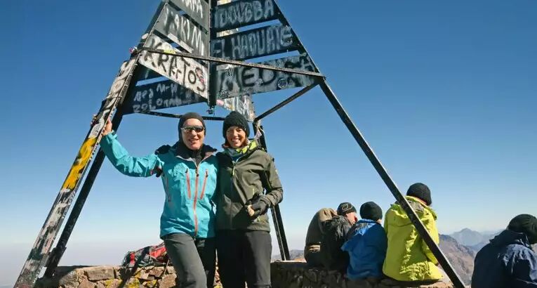 Wanderer auf dem Gipfel des Toubkal