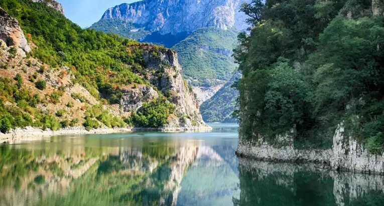 Dramatische Küstenlandschaft in Albanien mit steil aufragenden Bergen im Hinterland