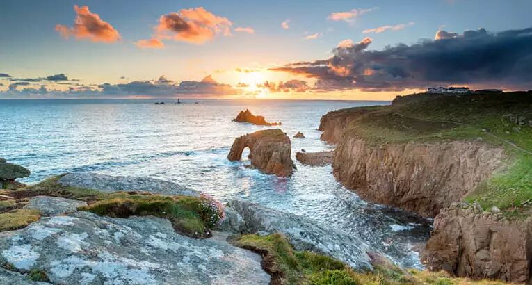Dramatische Küstenlandschaft in Cornwall mit steil aufragenden Bergen im Hinterland