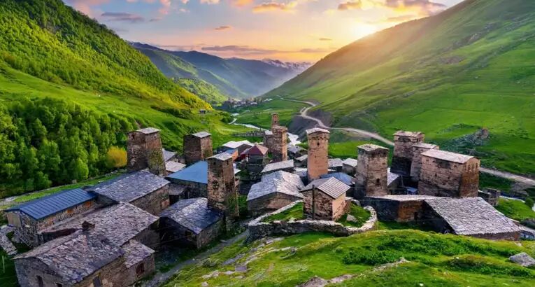 Die schönsten Sehenswürdigkeiten in Georgien – 15 Highlights zwischen Kaukasus und Weinregionen - Alpenstieg Blog Beitrag