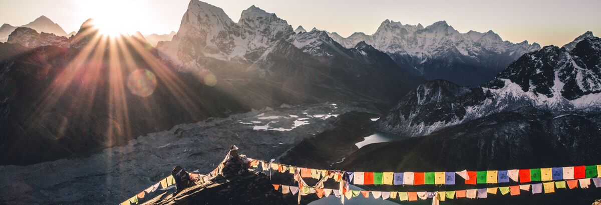 Gebetsfahnen vor Himalaya Kulisse