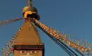 Stupa mit Gebetsfahnen in Nepal Detailansicht einer Stupa mit bunten Gebetsfahnen in Nepal bei klarem Himmel.