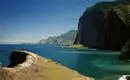Immer wieder tolle Ausblicke aufs Meer Atemberaubende Steilküste und blaues Meer auf Madeira.