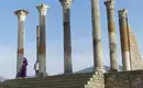 Römische Ruinen in Marokko Antike Säulen in Volubilis mit Besuchern im Vordergrund
