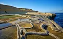 Meerwasserbecken zur Salzgewinnung auf Malta Salzpfannen am Meer auf einer felsigen Küste auf Malta.