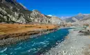 Wunderschöne Landschaft während unserer Wanderung Fluss im Annapurna-Gebirge mit spektakulären Bergblicken.