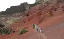 Wandern auf La Palma: Vulkanlandschaften erleben Wandergruppe auf einem roten Vulkanpfad auf La Palma, umgeben von einzigartigen Felsformationen und Landschaften.