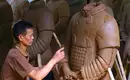Terrakotta-Kriegerskulptur in der Herstellung Ein Handwerker formt eine Terrakotta-Kriegerskulptur in einer Werkstatt in China.