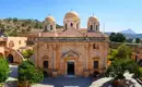 Panorama eines historischen Klosters auf Kreta Historisches Kloster auf Kreta, umgeben von grüner Landschaft.