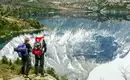 Zwei Wanderer in Patagonien betrachten malerischen See.