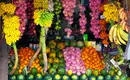 Obststand am Wegesrand - so lecker! Ein bunter Fruchtstand in Sri Lanka mit exotischen Früchten, darunter Bananen und Drachenfrüchte.