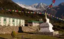 Bunte Gebetsfahnen im Himalaya Gebetsfahnen vor Klostergebäude in Berglandschaft Nepal