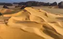 Sahara-Trekking in Algerien Goldene Sanddünen und zerklüftete Felsen in der Sahara.