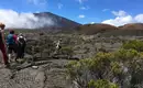 Wanderung am Piton de la Fournaise Gruppe von Wanderern in einer Vulkanlandschaft auf La Réunion.