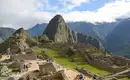 Das einmalige Machu Picchu Panorama Blick auf die antiken Ruinen von Machu Picchu, umgeben von grünen Bergen.