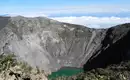 Irazu Vulkan in Costa Rica Blick in den Krater des Irazu Vulkans, umgeben von klarer Himmel und Vulkanlandschaft.