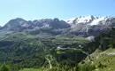 Berglandschaft in der Ortler Gruppe Panoramablick auf die schneebedeckten Berge in der Ortler Gruppe mit grünen Wäldern im Vordergrund.