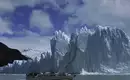 Boot vor majestätischem Perito Moreno Gletscher in Patagonien.