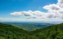 Panorama der Sierra Maestra Weite Aussicht über grüne Hügel und Himmel in der Sierra Maestra, Kuba.