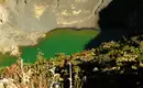 Blick auf den Vulkansee des Irazu in Costa Rica Schattiger Vulkansee mit grünem Wasser und steinigen Ufern in Costa Rica