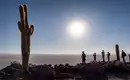Salar de Uyuni Erkundung mit Kakteen Menschen genießen den Aussichtspunkt auf der Insel Incahuasi im Salar de Uyuni.