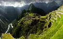 Machu Picchu – Majestätische Inkaruinen Blick auf die terrassierten Ruinen von Machu Picchu inmitten grüner Berge.