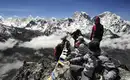 Trekking im Himalaya Gebirge Reisegruppe im Himalaya vor schneebedeckten Bergen und Gebetsfahnen.