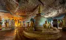 Faszinierende Höhlen von Dambulla Buddha-Statuen und Wandmalereien in einer Höhle, Dambulla.