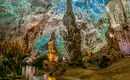 Die atemberaubende Phong Nha Höhle in Vietnam Beeindruckende Phong Nha Höhle mit Stalaktiten und Wasser.