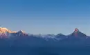 Majestätisches Himalaya-Panorama Berggipfel im Himalaya im Morgenlicht vor klarem blauen Himmel.