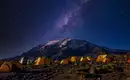 Sonnenuntergang im Shira Camp mit tollem Blick auf den Kilimanjaro Zelte und Sternenhimmel vor dem Kilimanjaro bei Nacht im Shira Camp.