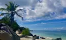Ein weiterer Traumstrand auf den Seychellen Ein idyllischer Strand auf den Seychellen mit Palmen, Granitfelsen und türkisblauem Wasser.