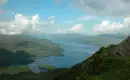 Panoramablick auf Loch Lomond Atemberaubende Aussicht auf Loch Lomond in Schottland mit grünen Hügeln und blauem Wasser.