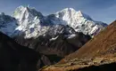 Himalaya-Berglandschaft in Nepal Verschneite Himalaya-Berge in Nepal mit Blick auf ein Dorf im Vordergrund.