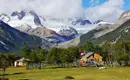 Unsere idyllische Estancia in Patagonien Eine gemütliche Estancia in einer grünen Berglandschaft Patagoniens.