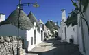 Berühmte Trulli Häuser in Alberobello Traditionelle Trulli-Häuser mit Kegeldächern in Alberobello, Italien.