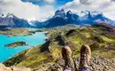 Blick auf die Landschaft des Torres del Paine Nationalparks in Patagonien mit Wanderstiefeln im Vordergrund.