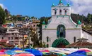 Kirche in San Juan Chamula Bunte Marktstände vor der Kirche in San Juan Chamula, Mexiko.