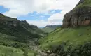 Imposante Landschaft der Drakensberge Grüne Hügel und dramatische Täler in den Drakensbergen, Südafrika
