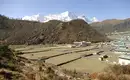 Majestätische Himalaya-Landschaft in Nepal Panorama von schneebedeckten Bergen und grünen Tälern in Nepal.