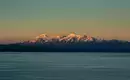 Blick auf die Anden bei Sonnenuntergang Sonnenuntergang über dem Titicacasee mit schneebedeckten Anden.
