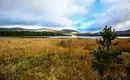 Natur pur im Cairngorms National Park Weite Landschaft mit See und Bergen im Cairngorms National Park