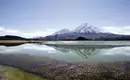 Parinacota Vulkan und Seeansicht Landschaft mit schneebedecktem Vulkan Parinacota und spiegelndem See im Vordergrund in Chile.