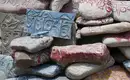 Pilgersteine in Tibet mit farbigen Gebetsinschriften aufeinander gestapelt.