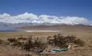 Blick auf den See und Bergpanorama in Tibet Weite tibetische Landschaft mit See und Bergen im Hintergrund unter blauem Himmel.