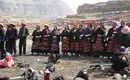 Pilger in traditioneller Kleidung vor bunten Gebetsfahnen Gruppe von Pilgern in traditioneller Kleidung vor bunten Gebetsfahnen in Tibet.