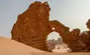 Ein beeindruckender Felsbogen aus Sandstein in der Sahara-Wüste.