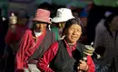 Pilger auf spiritueller Reise in Tibet Menschen mit Gebetsmühlen in traditioneller tibetischer Kleidung auf einem Pilgerweg in Tibet.