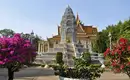 Prächtiger Tempel in Phnom Penh Eine beeindruckende weiße Tempelanlage umgeben von blühenden Bäumen in Phnom Penh.